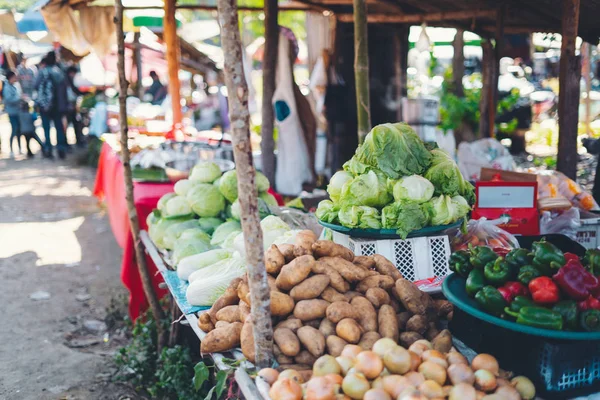 Verduras y patatas están a la venta en el mercado fresco — Foto de Stock