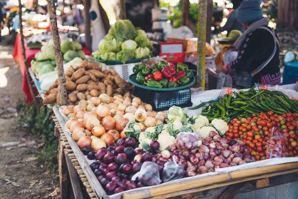 Verduras y patatas están a la venta en el mercado fresco — Foto de Stock