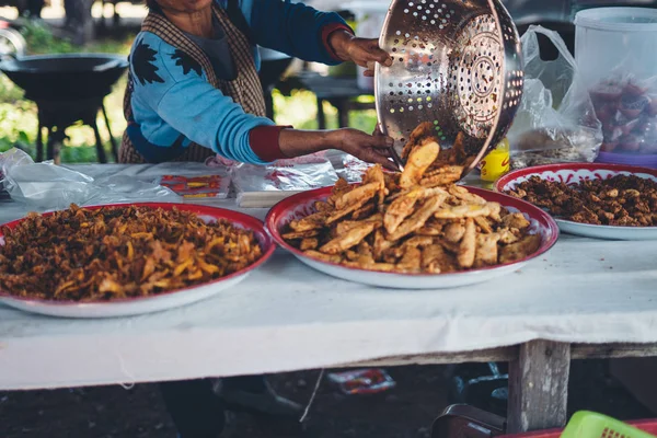 Alimentos fritos y a la parrilla en el mercado callejero de Pai — Foto de Stock