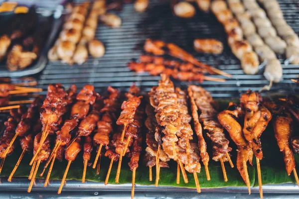 Cibi fritti e grigliati al mercato di strada a Pai — Foto Stock