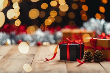 Noel hediyesi. Çam kozalakları ve dallar tahtada.