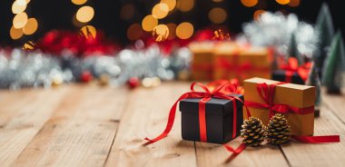 Noel hediyesi. Çam kozalakları ve dallar tahtada.