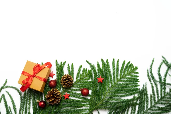 Vánoce - Šišky a větve borovic — Stock fotografie