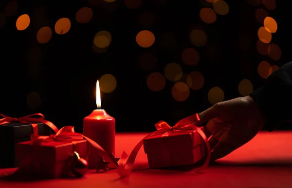Κεριά και κόκκινα κουτιά δώρων σε μια ιδιαίτερη ρομαντική μέρα και bokeh — Φωτογραφία Αρχείου