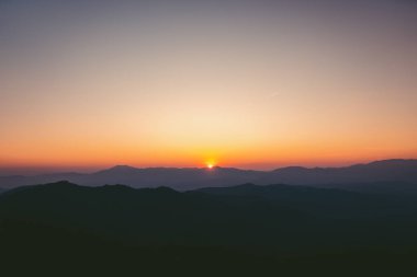 manzara dağları ormanlar akşam gökyüzü