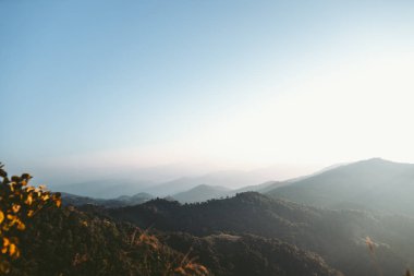 manzara dağları ormanlar akşam gökyüzü