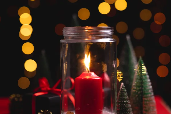 Décorations de Noël rouges - Ornement de Noël - Cônes de pin et — Photo