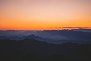 Gün batımı ve alacakaranlık dağdaki ormanda