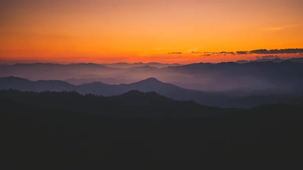 Pôr do sol e crepúsculo na floresta na montanha — Fotografia de Stock