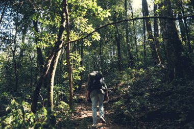 Asya 'nın sırt çantalı bölgesinde gezintiye çıkan hava, taze açgözlüdür.