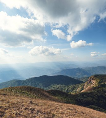 Gündüz dağları berrak gökyüzü dağ manzarası