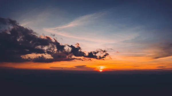 Paysages montagnes forêts ciel dans la soirée — Photo