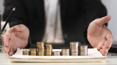 Çalışma masasına yığılmış gümüş ve altın sikkeler, otobüs için para.