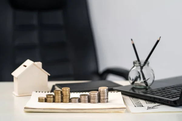 Silber- und Goldmünzen auf dem Schreibtisch gestapelt, Geld für Geschäfte — Stockfoto