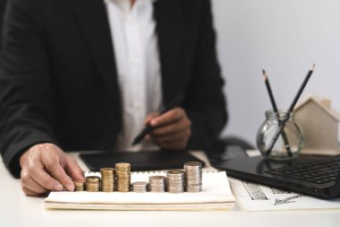 Çalışma masasına yığılmış gümüş ve altın sikkeler, otobüs için para.