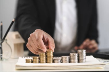 Çalışma masasına yığılmış gümüş ve altın sikkeler, otobüs için para.