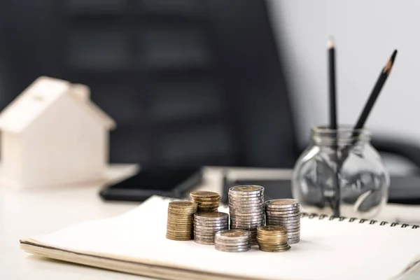 Monedas de plata y oro apiladas en el escritorio, Dinero para empresas —  Fotos de Stock