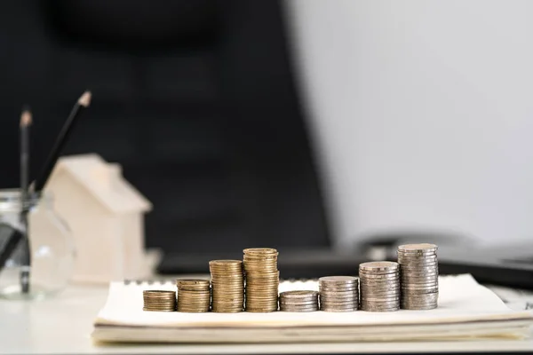 Monedas de plata y oro apiladas en el escritorio, Dinero para empresas —  Fotos de Stock