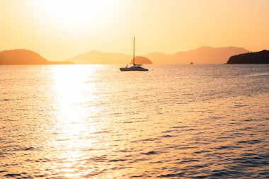 Günbatımı denizi. Akşam denizindeki gemi, güzel altın ışık.