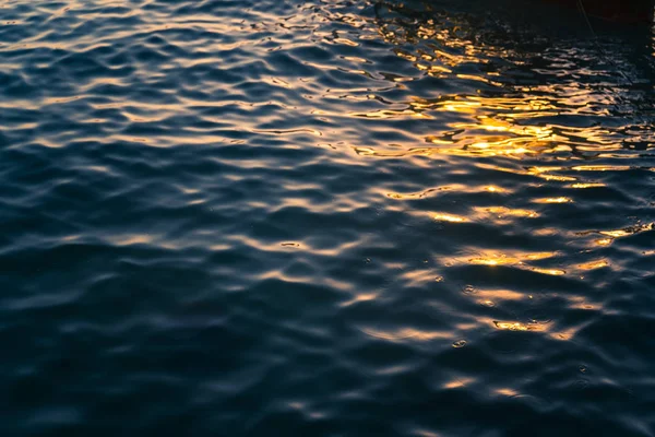 Ηλιοβασίλεμα Στη Θάλασσα Πλοίο Στη Θάλασσα Βράδυ Όμορφο Χρυσό Φως — Φωτογραφία Αρχείου