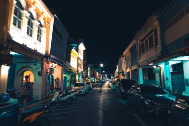 Geceleri Phuket Caddesi 'ndeki eski kasabada ışıklar ve binalar 