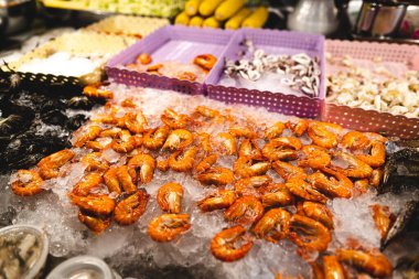 Phuket 'teki sokak yemekleri Geceleyin karides ve deniz ürünleri salatası