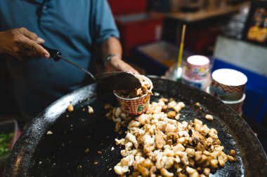 Phuket 'teki sokak yemekleri Geceleyin kalamar yumurtaları