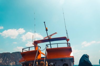 Tekneyle adalara, berrak gökyüzüne ve denize yolculuk. Turizm.