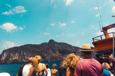 Tekneyle adalara, berrak gökyüzüne ve denize yolculuk. Turizm.