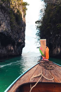 Uzun bir kuyruk teknesiyle adalara, berrak gökyüzüne ve denize yolculuk eder..