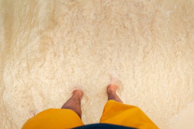 Ada ve berrak su, Sahil-Mavi deniz ve kayalık dağlar, 