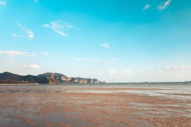 Plaj-Mavi denizi ve kayalık dağları dolaş, Krabi 'de akşam körfezi.