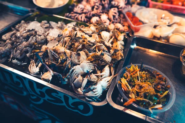 Gece vakti deniz mahsulleri ve meyveler