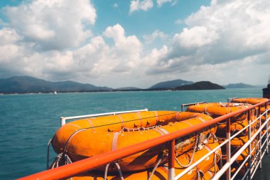 Feribotla adalara yolculuk, açık gökyüzü ve deniz..