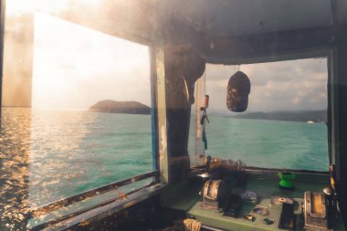 Feribotla adalara yolculuk, açık gökyüzü ve deniz..