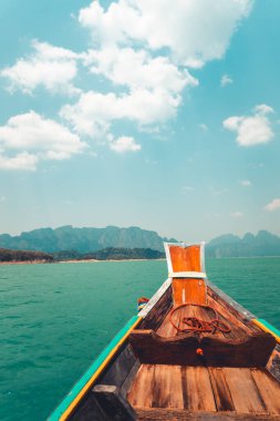 Uzun bir kuyruk teknesiyle adalara, berrak gökyüzüne ve denize yolculuk eder..
