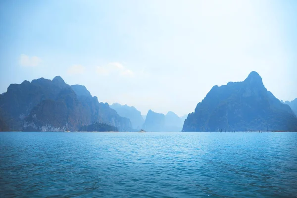 stock image Lakes and rocky mountains, reservoirs,Beautiful blue lake view,Cheow Lan Lake