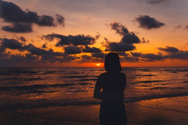 Akşamları deniz ve sahil, deniz manzarası ve akşam kumsalı.