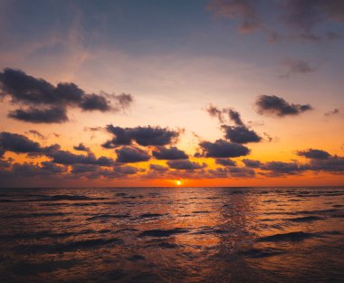 Akşamları deniz ve sahil, deniz manzarası ve akşam kumsalı.