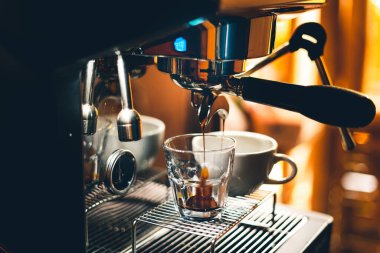 Evdeki makineden kahve yap.