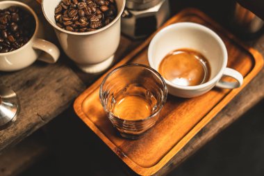 Evdeki makineden kahve yap.