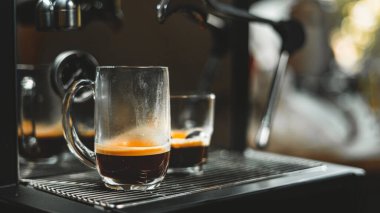 Evdeki makineden kahve yap.