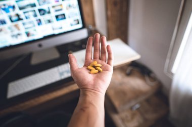 Elimde C vitamini ilacı var.