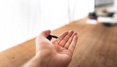 Alkol jeli temizleyici, hastalığı önleme, Covid 19, Wor 'da el dezenfektanı.