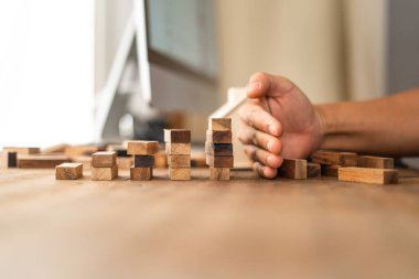 Tahta domino taşından düşmeyi bırak, küçük tahta yığını evdeki masanın üstünde.