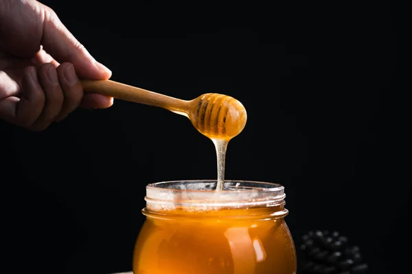Méz Egy Üveg Üveg Scoop Méz Egy Üveg Üveg Fekete — Stock Fotó