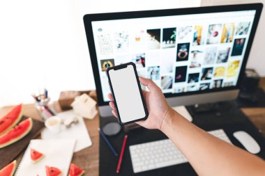 Evde akıllı telefon, ofis masası ve bilgisayarı tutmak. Evde çalışmak.