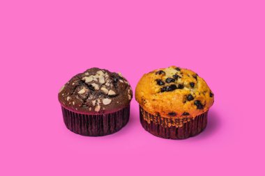 Pembe arka planda çikolatalı kekler.