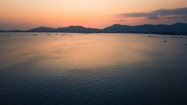 Akşam deniz ve sahil Yüksek açı - Deniz manzarası