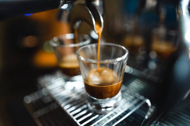 Espresso kahve makinesinden kahve yap.